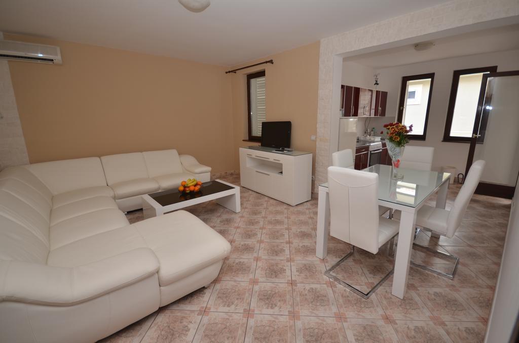 Apartments Minja S Petrovac Buitenkant foto