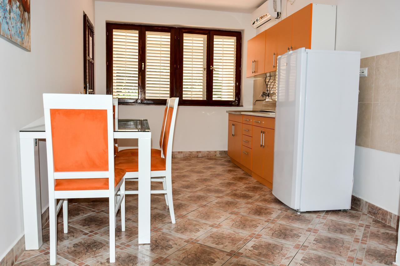 Apartments Minja S Petrovac Buitenkant foto