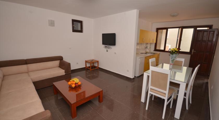 Apartments Minja S Petrovac Buitenkant foto